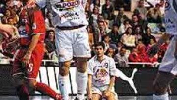 <b>EFECTIVO.</B> Lenisio remata solo de cabeza ante la mirada del rival.