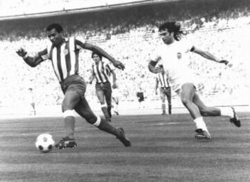 Kempes persigue a Pereira en un Atlético de Madrid - Valencia. 