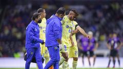 Jonathan Dos Santos sale del campo de juego en el duelo entre América y Mazatlán FC