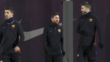 Messi dialoga con Piqué.