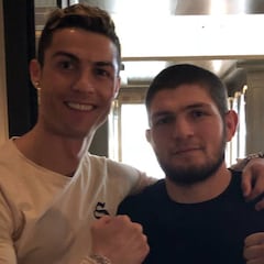 Cristiano recibe al luchador de UFC Nurmagomedov tras su visita al Bernabéu