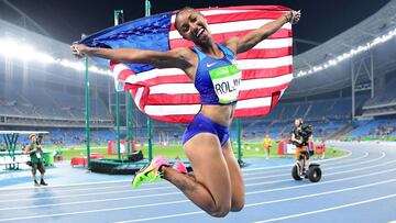 La vallista Brianna Rollins celebra la medalla de oro lograda en los 100 metros vallas en los Juegos Olímpicos de Río.