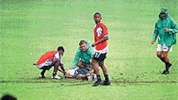 <B>DOLOR EN CALI</B>. Los compañeros acuden a socorrer a Herman poco después de caer el rayo.