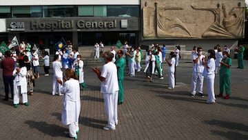 Health workers gather during a protest against the regional health authority's lack of support and demanding better working conditions outside La Paz hospital in Madrid, Spain September 15, 2020. REUTERS/Sergio Perez