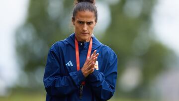 NANTES, 22/07/2024.-La entrenadora de la selección española Montse Tomé, durante el entrenamiento en el Stade Marcel Saupin de Nantes, con vistas al debut en los Juegos Olímpicos el jueves 25 de julio ante Japón.-