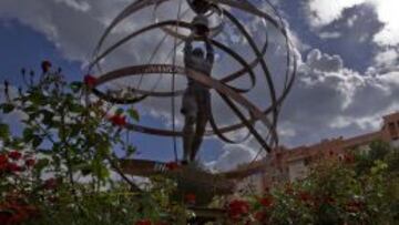 1935-2015. Sevilla, ayer: monumento a los campeones de Liga de 1935 en el solar del viejo Patronato.