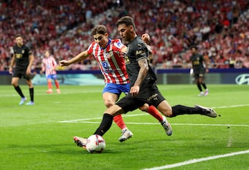 Barrenechea intenta despejar un balón ante Julián Álvarez, el pasado domingo en el Metropolitano. 