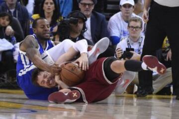 No fue un partido brillante pero sí una dura batalla: Matthew Dellavedova pelea con Andre Iguodala en la reedición de la última final de la NBA.