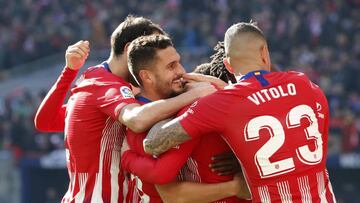 Los jugadores del Atlético celebran el gol al Levante.