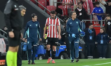 El defensa del Athletic sufre una lesión muscular tras una carga hombro con hombro con Nahuel Molina por la línea de fondo.