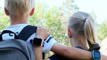 niños con relojes inteligentes