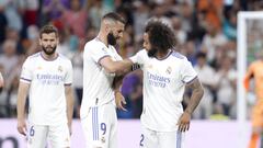 Benzema entrega su brazalete de capit&aacute;n a Marcelo, que se desped&iacute;a del Bernab&eacute;u.