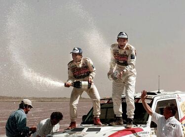Le llevó un tiempo pero finalmente, en 1989, el francés consiguió convertirse en piloto oficial de Mitsubishi para competir durante doce años junto a la marca japonesa. Y algo así fue su participación en el Dakar. Pese a los buenos resultados, Fontenay tuvo que esperar hasta la edición de 1998 (era su 15º visita al desierto) para saborear su primer Touareg al volante del coche nipón. Era la 20º edición del rally y esa misma se convirtió en su mejor temporada, pues encadenó un total de cinco victorias, por las 24 totales que sumó en su trayectoria. Ese curso le sirvió al francés para olvidarse de un 1997 donde rozó el triunfo final (fue segundo), al igual que le sucedió en un 2003 que supuso su vigésima participación en esta carrera y también, la última ocasión en la que fue partícipe de una competición que le tiene entre los más laureados de su lista.