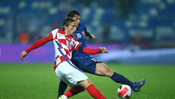 Soccer Football - World Cup - UEFA Qualifiers - Group H - Croatia v Slovakia - Stadion Gradski vrt, Osijek, Croatia - October 11, 2021  Croatia&#039;s Luka Modric in action with Slovakia&#039;s Patrik Hrosovsky REUTERS/Antonio Bronic