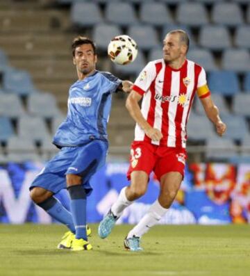 El jugador del Getafe, J. Rodriguez, disputa el balón a Fernando Soriano.
