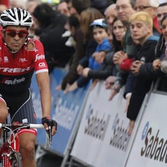 Contador, gafado: se cayó y llegó visiblemente magullado