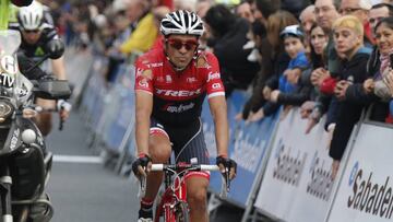 GRA460. BILBAO, 06/04/2017.- El corredor del equipo Trek Alberto Contador perdi&oacute; tiempo tras caerse en la carrerra de la cuarta etapa de la Vuelta Ciclista al Pa&iacute;s Vasco, entre San Sebasti&aacute;n y Bilbao, con 174,1 kil&oacute;metros de recorrido. EFE/LUIS TEJIDO