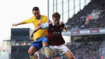 Özil pelea con McCartney en el partido que el Arsenal disputó frente al West Ham.