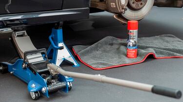 Este limpiador de frenos y piezas desengrasa los componentes del coche