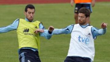 Sergio Busquets (i) y Xabi ALonso (d) pugnan por el bal&oacute;n hoy, 20 de junio de 2012, durante el entrenamiento de la selecci&oacute;n espa&ntilde;ola de f&uacute;tbol en la localidad polcaca de Gniewino con vistas al partido de cuartos de final del s&aacute;bado en Donetsk (Ucrania) contra Francia.