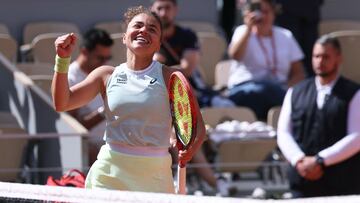 Italy's Jasmine Paolini celebrates after winning against Kazakhstan's Elena Rybakina at the end of their women's singles quarter final match on Court Philippe-Chatrier on day eleven of the French Open tennis tournament at the Roland Garros Complex in Paris on June 5, 2024. (Photo by ALAIN JOCARD / AFP)