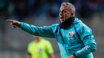 Futbol, O’Higgins vs Universidad de Chile.
Fecha 20, campeonato Nacional 2024.
El entrenador de Universidad de Chile Gustavo Alvarez es fotografiado durante el partido de primera division contra O’Higgins disputado en el estadio El Teniente de Rancagua, Chile.
17/08/2024
Andres Pina/Photosport
Football, O’Higgins vs Universidad de Chile.
20th turn, 2024 National Championship.
Universidad de Chile’s head coach Gustavo Alvarez is pictured during a first divison match against O’Higgins at the El Teniente stadium in Rancagua, Chile.
17/08/2024
Andres Pina/Photosport