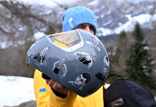 ¿Quiénes son los deportistas a los que honra el casco de Vladyslav Heraskevych?