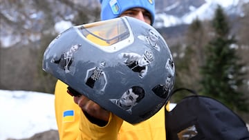 Vladyslav Heraskevych, de Ucrania, muestra el casco que el COI no ha aprobado para que participe.