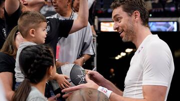 SAN01. SAN ANTONIO (TX, EEUU), 27/02/2019. - Pau Gasol (d) de San Antonio Spurs firma aut&oacute;grafos este mi&eacute;rcoles antes de un juego de baloncesto de la NBA ante Detroit Pistons, en San Antonio, Texas (EE. UU.). EFE/ Darren Abate 
 PUBLICADA 05/03/19 NA MA31 3COL
 PUBLICADA 05/03/19 NA MA01 1COL