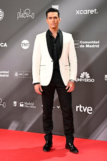 Christian Mcgaffney posa en la alfombra roja.