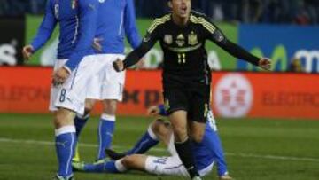 Pedro celebra su tanto ante Italia.