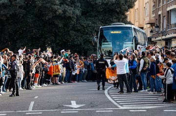 El autobús del Valencia llegando al estadio de Mestalla arropado por sus aficionados.