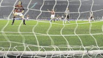 <b>VOLARE. </b>Chimenti vuela cuando el balón enviado por Seedorf (al fondo, a la derecha), y tras tocar en Thuram, ya ha entrado.