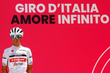 Decimoctava etapa del Giro de Italia 2022 con un recorrido de 151 km entre las localidades de Borgo Valsugana y Treviso. En la foto, Juan Pedro L¨®pez antes del inicio de la etapa.
