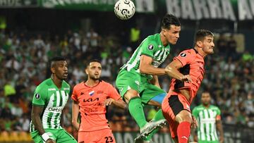 Atletico Nacional's Bernardo Espinosa (2-R) and Nacional's player Rodrigo Arevalo (R) fight for the ball during the Copa Libertadores' second round second leg football match between Colombia's Atletico Nacional and Paraguay's Nacional  at the Atanasio Girardot  stadium in Medellin on February 28, 2024. (Photo by Jaime SALDARRIAGA / AFP)