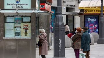 Varias personas hacen cola en las inmediaciones de una administraci&oacute;n de la Puerta del Sol donde venden boletos para el Sorteo Extraordinario de la Loter&iacute;a de Navidad 2020, en Madrid (Espa&ntilde;a), a 4 de noviembre de 2020. A un mes y medi