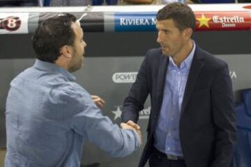 El entrenador del RCD Espanyol Sergio González saluda al del Málaga, Javi Gracia.