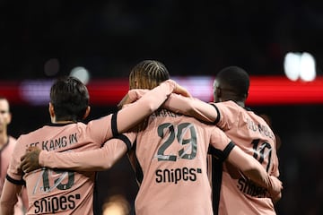 Paris Saint-Germain's French forward #29 Bradley Barcola (C) celebrates with teammates after scoring a goal during the French L1 football match between Paris Saint-Germain (PSG) and Stade Rennais FC at The Parc des Princes Stadium in Paris on September 27, 2024. (Photo by Franck FIFE / AFP)