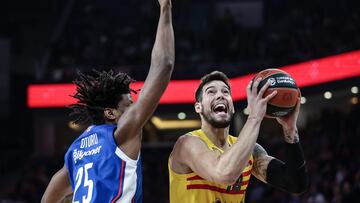 Istanbul (Turkey), 18/01/2024.- Dan Oturu (L) of Anadolu Efes in action against Willy Hernangomez (R) of Barcelona during the Euroleague basketball match between Anadolu Efes and Barcelona in Istanbul, Turkey, 18 January 2024. (Baloncesto, Euroliga, Turqu¨ªa, Estanbul) EFE/EPA/ERDEM SAHIN