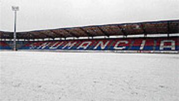 <b>MANTO BLANCO EN SORIA</B>. La imagen muestra el estado que lucía ayer el césped del Nuevo Los Pajaritos. Sin duda, la mezcla de nieve, hielo, barro y agua hará impracticable el terreno de juego.