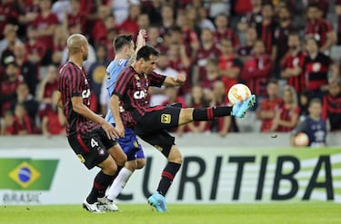 “Nunca había estado...”: un chileno ex Paranaense cuenta los secretos del nuevo club de Vidal