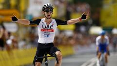 Adam Yates celebra su victoria de etapa en Bilbao por delante de su hermano Simon Yates y logró el primer maillot amarillo del Tour de Francia 2023.