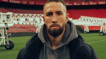 Sandor Martín posa en San Mamés.