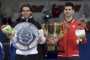 Rafa Nadal llegó a la final del Open de China, pero no pudo hacer nada ante un arrollador Djokovic.