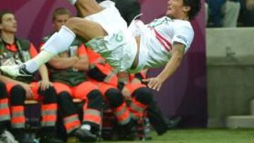 <b>CONTUNDENTE. </b>Bruno Alves despeja de chilena durante un partido de la pasada Eurocopa.