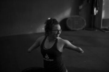 Lindsay Hilton, de Halifax, Nueva Escocia, Canadá, puede levantar 100 libras. Lindsay nació sin brazos ni piernas. Ella lanza todo el peso alrededor con la ayuda de cadenas de una ferretería local, correas y velcro. Aparte del levantamiento de pesas, Lindsay tiene una pasión por la natación, el fútbol, el hockey y especialmente el rugby.