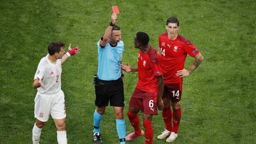 El árbitro Michael Oliver durante el partido entre España y Suiza en la Eurocopa de 2020.