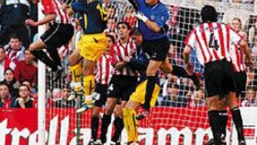 <B>INFRANQUEABLE</B>. Aranzubía estuvo soberbio y en esta ocasión despeja de puños un centro que intentaba rematar de cabeza Javi Moreno.