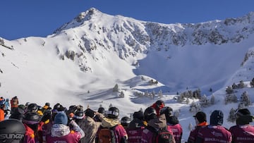 Esquiadores y snowboarders participantes en el Freeride World Tour realizan el face check en el Tuc de Baciver, en Baqueira Beret.