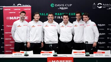 El equipo español de Davis posa antes de las Finales de Málaga. De izquierda a derecha: Marcel Granollers, Pablo Carreño, Sergi Bruguera, Roberto Bautista, Albert Ramos y Pedro Martínez.